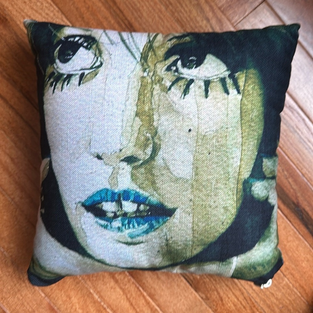 Shelly Duvall Pillow 16” X 16”.  ICONIC!!! ❤️